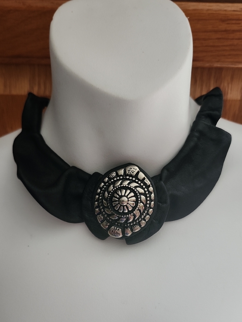 Vtg Made In Hong Kong Black Leather Choker Ornate Silver Medallion